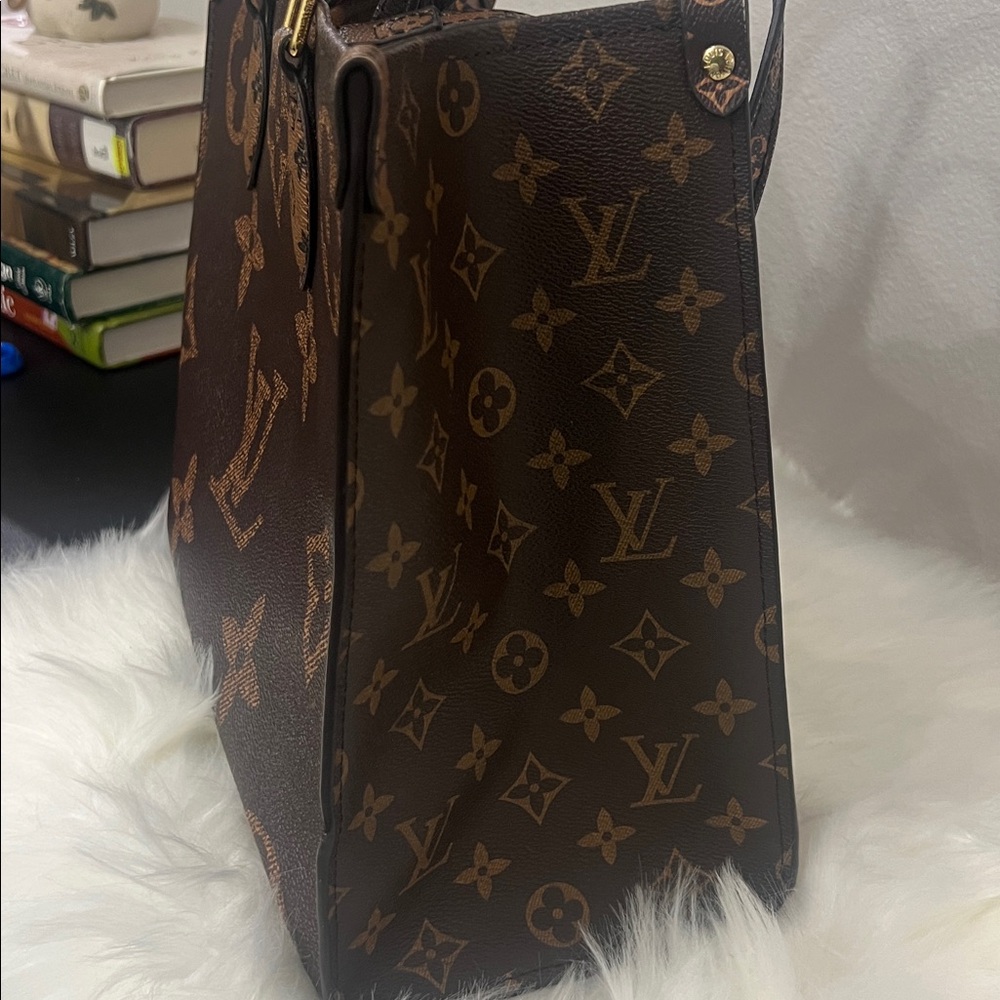Louis Vuitton Onthego Bag - Picture 5 of 11